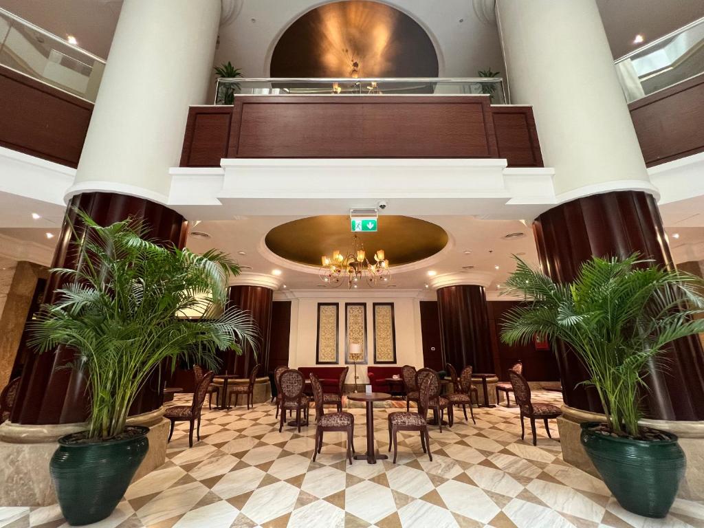 Restaurant, City Seasons Suites in Dubai