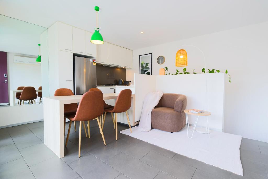 Kensington modern cozy unit w/direct street access