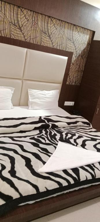 Lijoy Hotel & Restra photo