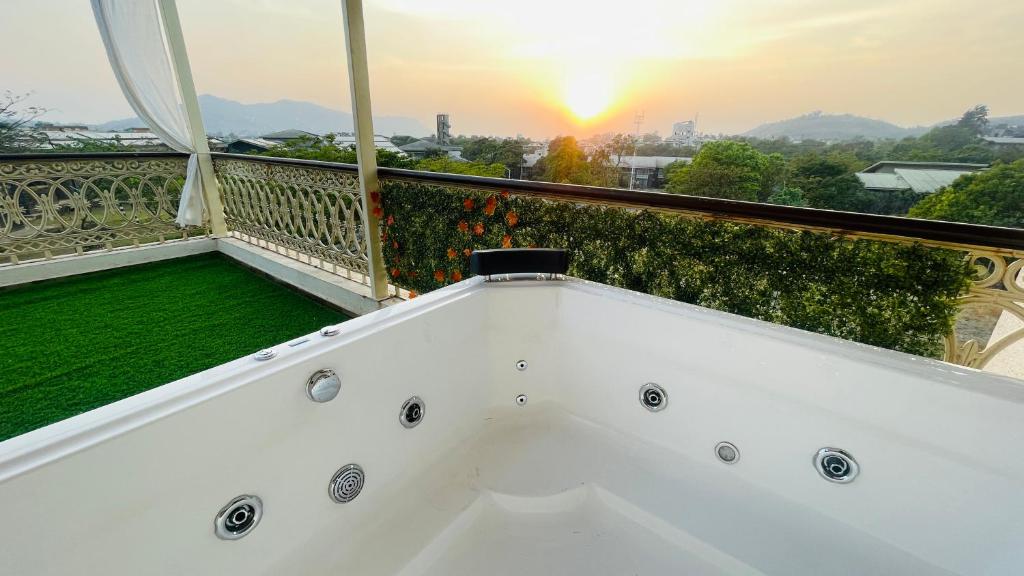 Villa Euphoriaa 4BR Jacuzzi PvtPool Theatre — Hotel in Lonavala