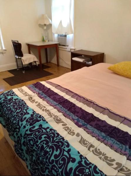 Non-Smokers Only Private Room 5 with Kitchen Best Price for 1 Long-Term Guest, Saint Louis