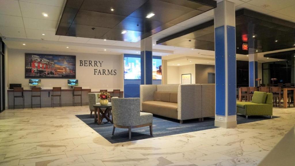 Holiday Inn Express & Suites Franklin - Berry Farms photo