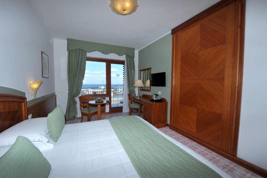 Grand Hotel Cesare Augusto — Hotel rooms in Sorrento, Campania
