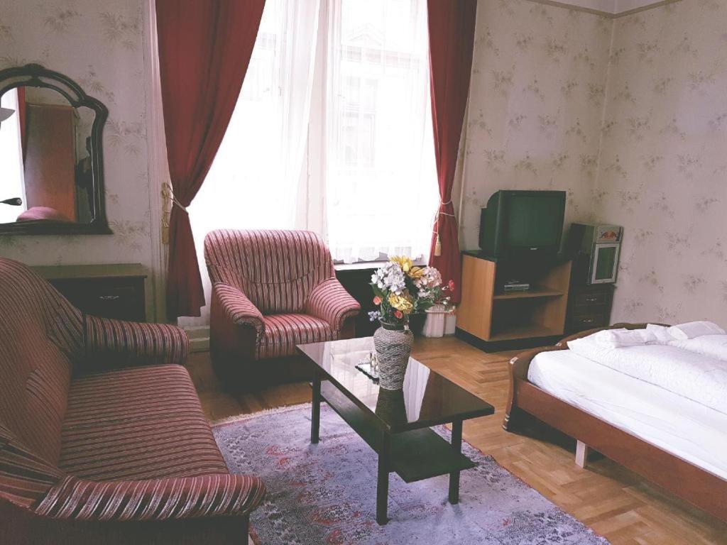 Guestroom, Retro Rooms in Budapest