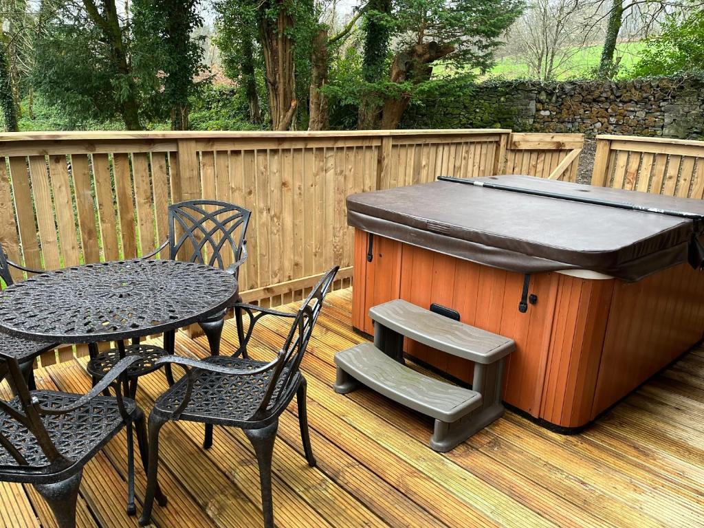 Birch Lodge 23 with Hot Tub, Newton Stewart