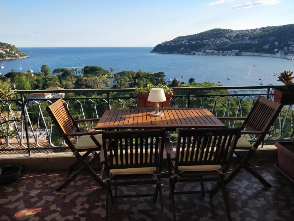 Vintage flat on Villefranche bay - free car park - 1