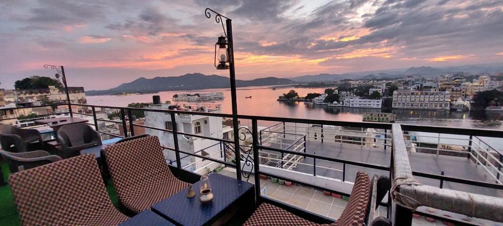 Tulsi Niwas Udaipur Lake side photo