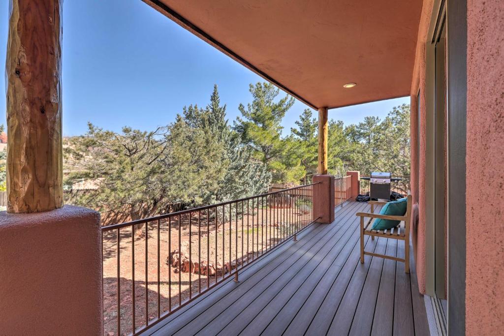 Luxury Sedona Living Remodeled with Red Rock Views 전경