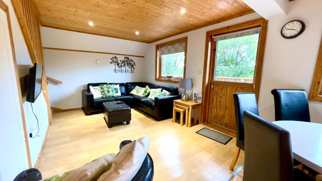 Spacious Primrose Lodge for 6 with Hot Tub at a Spa Resort, Chudleigh
