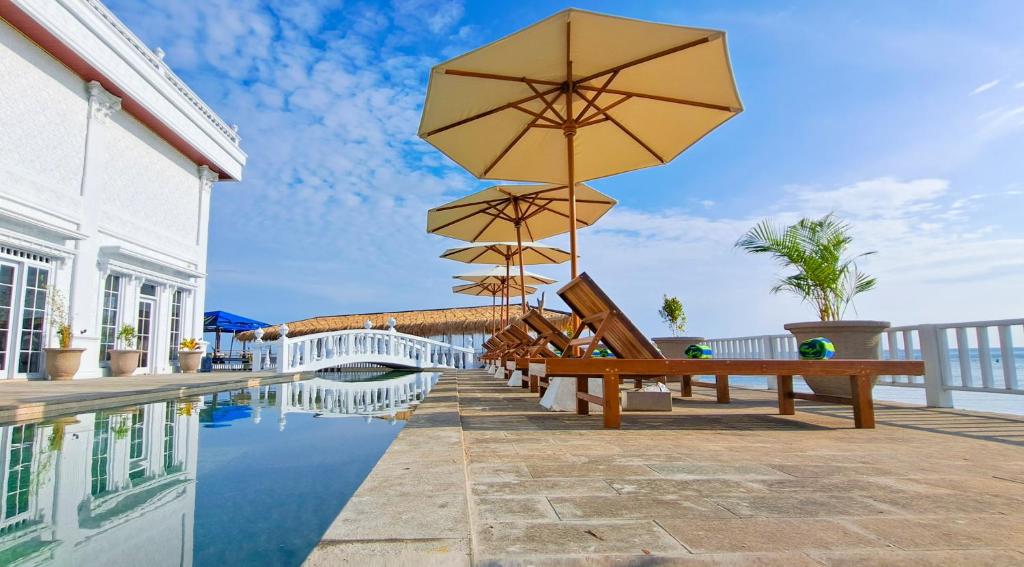 Swimming pool, Gili Beachfront Suites in Lombok