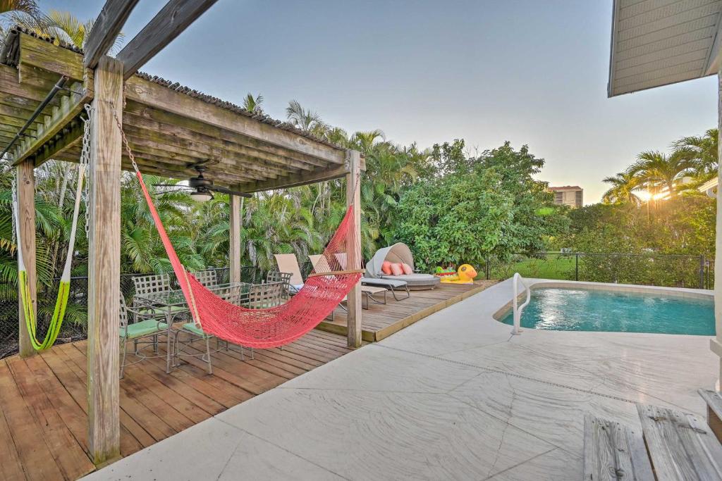 House with Heated Pool and Grill - Walk to Beach!, Marco Island