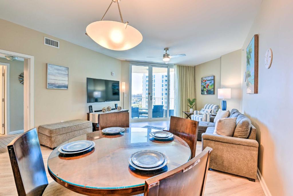 Modern Resort Condo with Balcony - Walk to Beach 전경