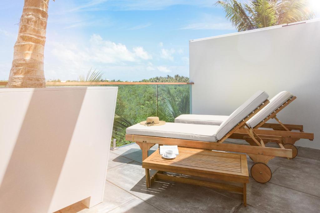Balcony/terrace, The Oasis at Grace Bay in Providenciales