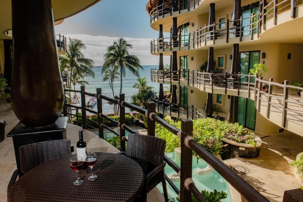 El Taj Oceanfront and Beachside Condo Hotel - 2