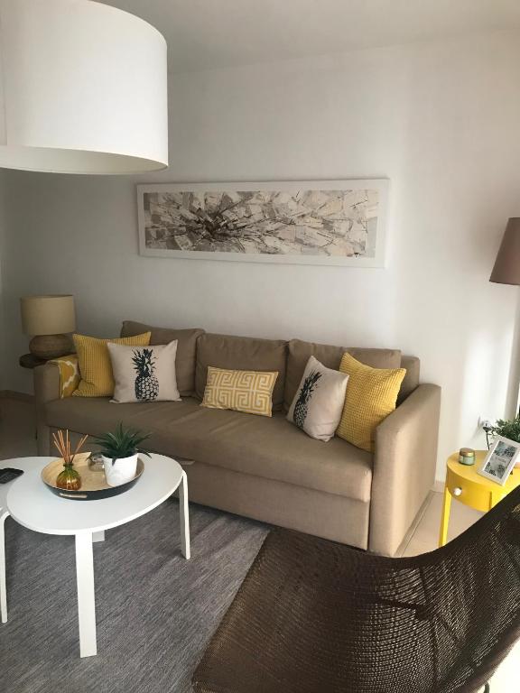 Designer's Flat - 3 Bdrm - Wifi - Best Location - 2