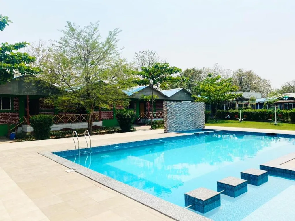 Lighthouse Waterpark and Resort，位于Mansar的酒店