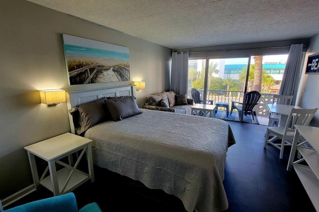 Beachy Studio on the Strip!, Myrtle Beach