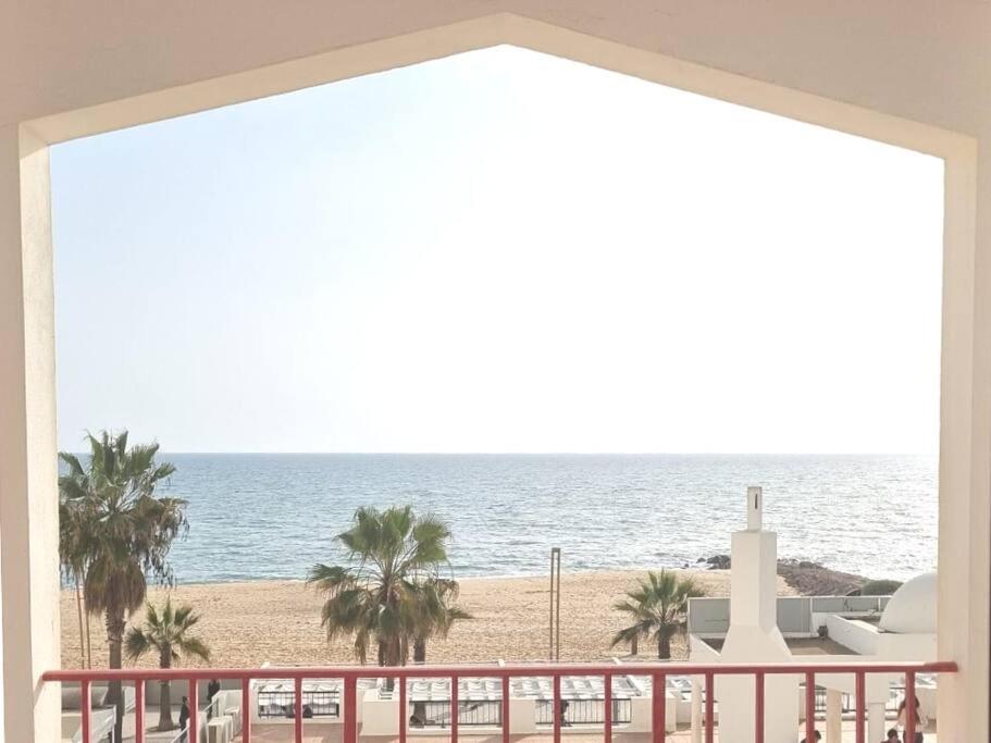 Seaside Serenity: 1BR with Breathtaking Ocean View, Quarteira