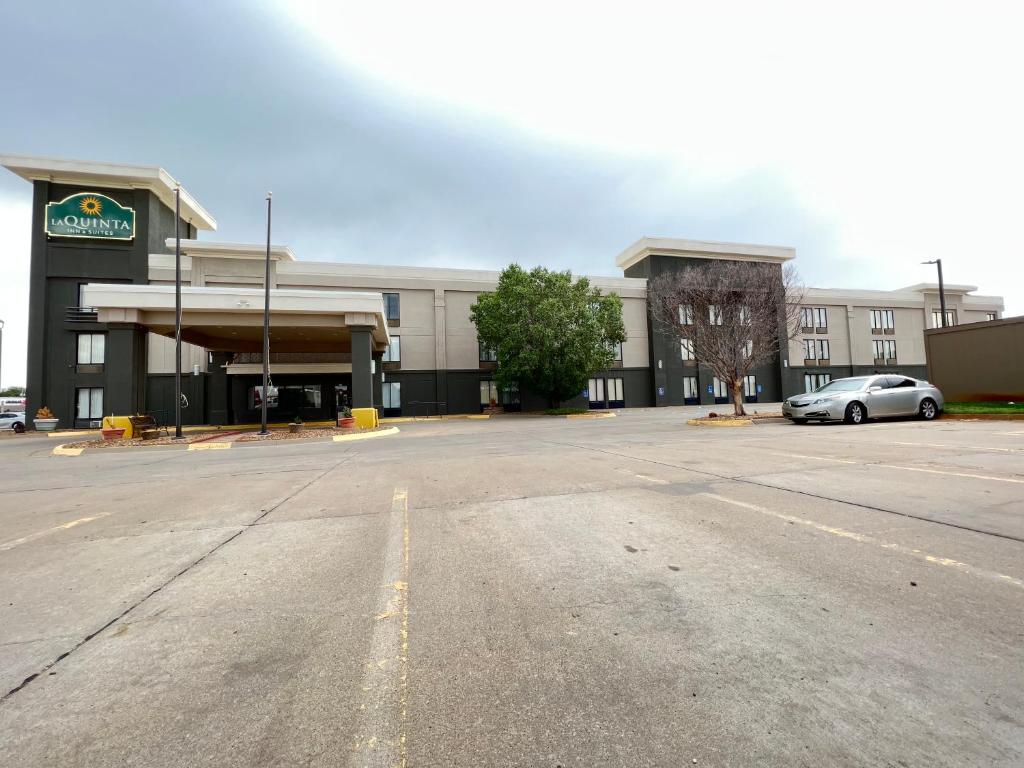 La Quinta Inn & Suites by Wyndham Salina photo