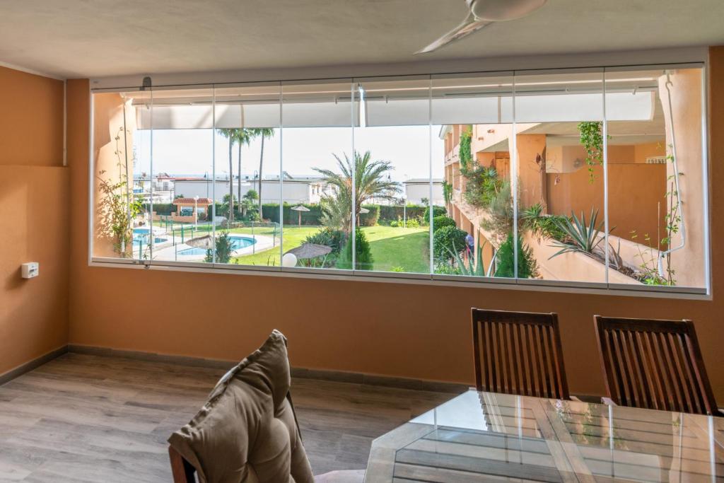 Beachside Paradise: Stylish 3BR apt near the beach - 4