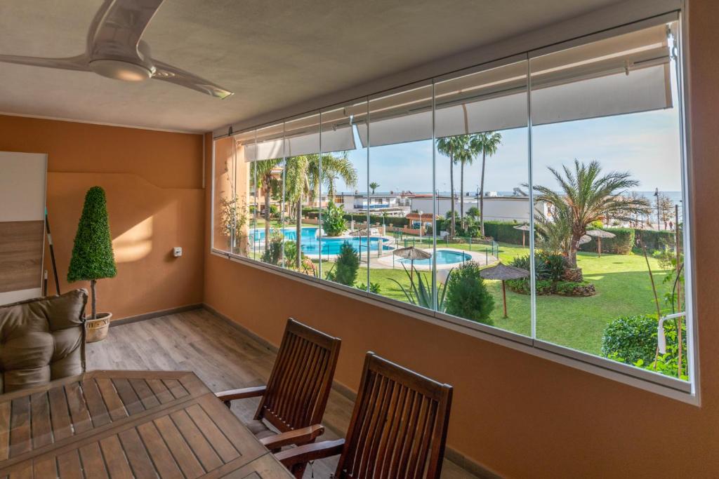 Beachside Paradise: Stylish 3BR apt near the beach - 3