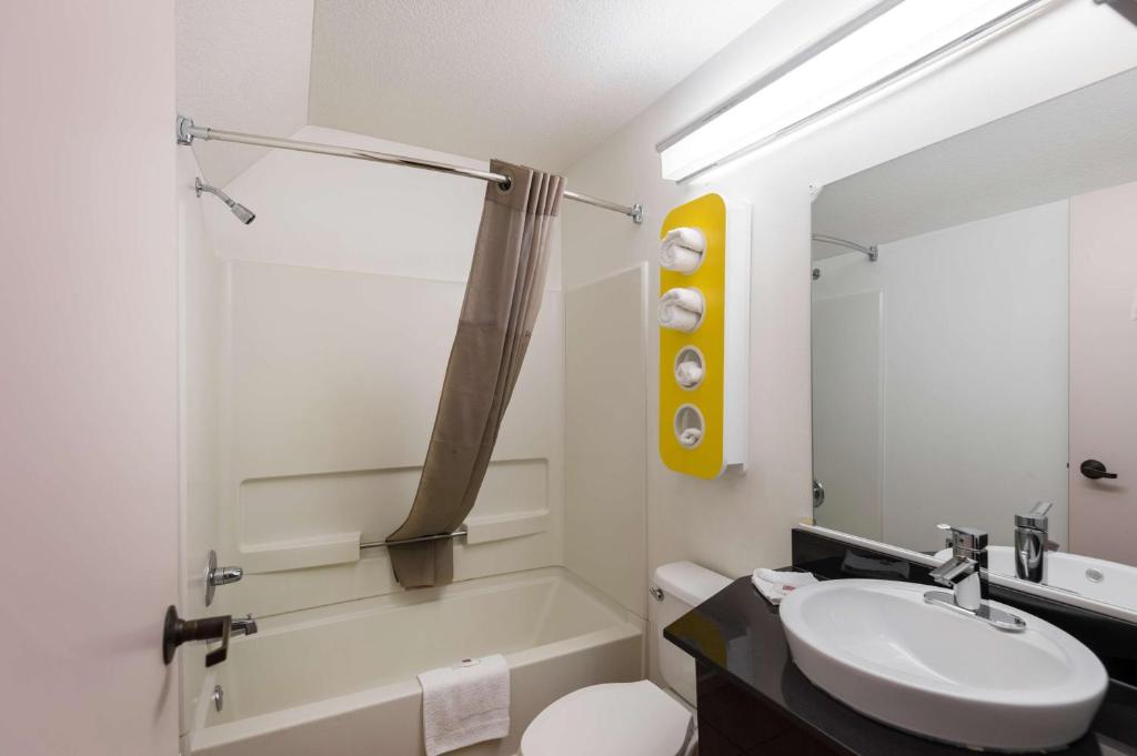 Motel 6-Olathe, KS photo