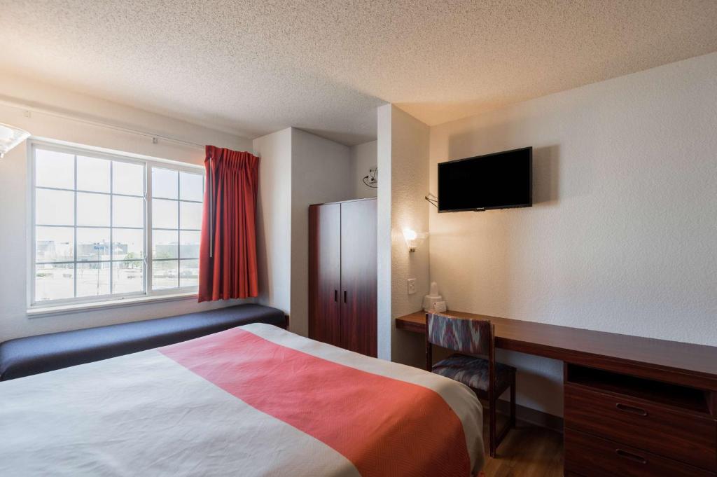 Motel 6-Olathe, KS photo
