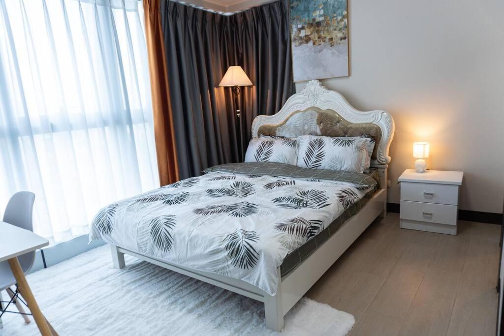 A2J Luxury 2BR BGC Uptown Suite Near Uptown Mall, Manila