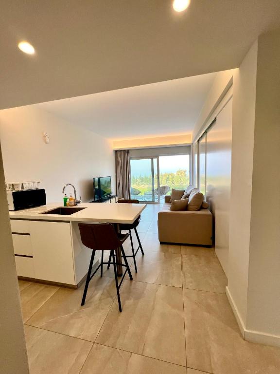 Emerald Suites photo