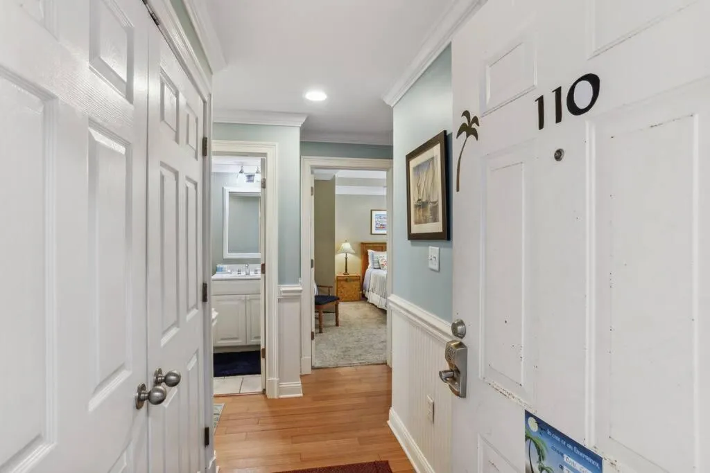 Unique 3BR, 1 of 5 Condos w/Huge Poolside Patio, Steps to Beach & Pier, Gated，位于泰比岛的酒店