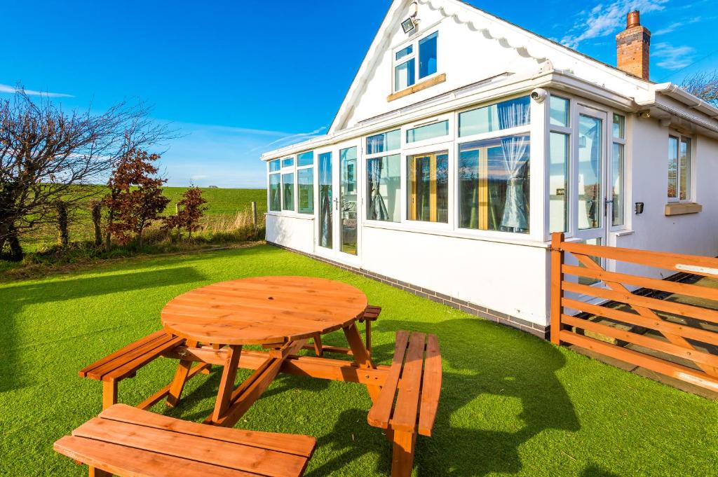 Woodlands by Greenstay Serviced Accommodation - Luxury 3 Bed Cottage In North Wales With Stunning Countryside Views & Parking - Close To Glan Clwyd Hospital - The Perfect Choice for Contractors, Business Travellers, Families and Groups, Bodelwyddan