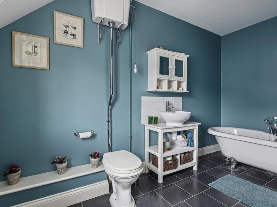 Large coastal cottage,with private indoor pool, hut tub on the Jurassic coast photo 2