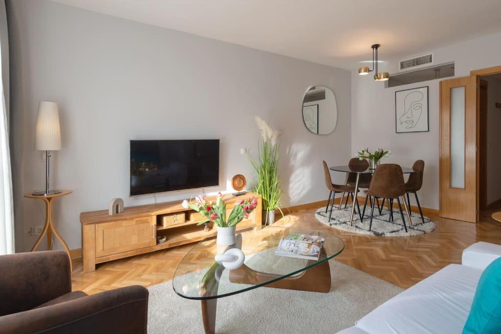 Vivienda con zona de trabajo, piscina y parking - 4