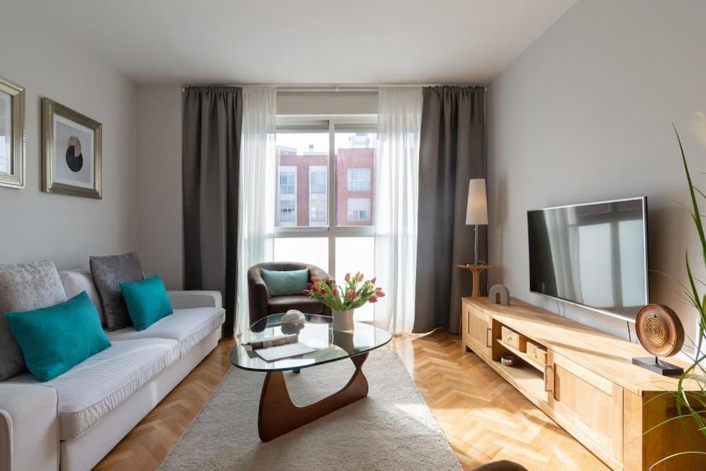 Vivienda con zona de trabajo, piscina y parking - 3