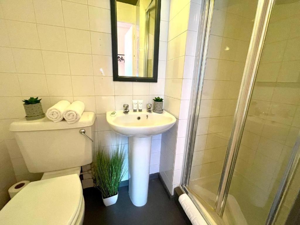 Brighton Beach Apartments & Hot Tubs photo