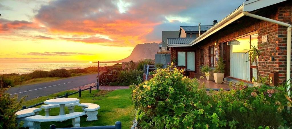 La Mer Seafront Selfcatering Accommodation Kleinmond — Hotel in Kleinmond
