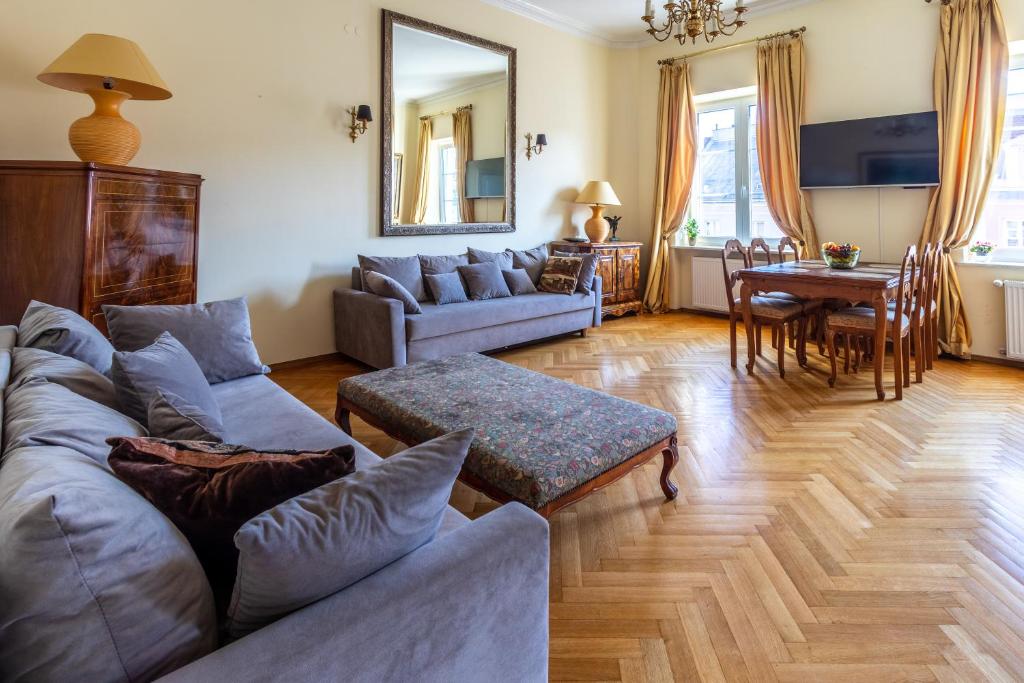 Apartament luster i obrazów, Varsavia