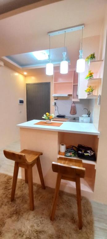 Mistow  BriaMagenta Condo