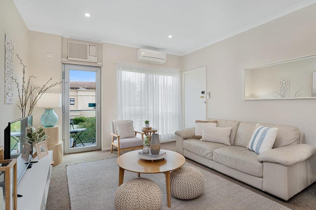 Broadway Getaway - 150 Metres to Beach, Glenelg