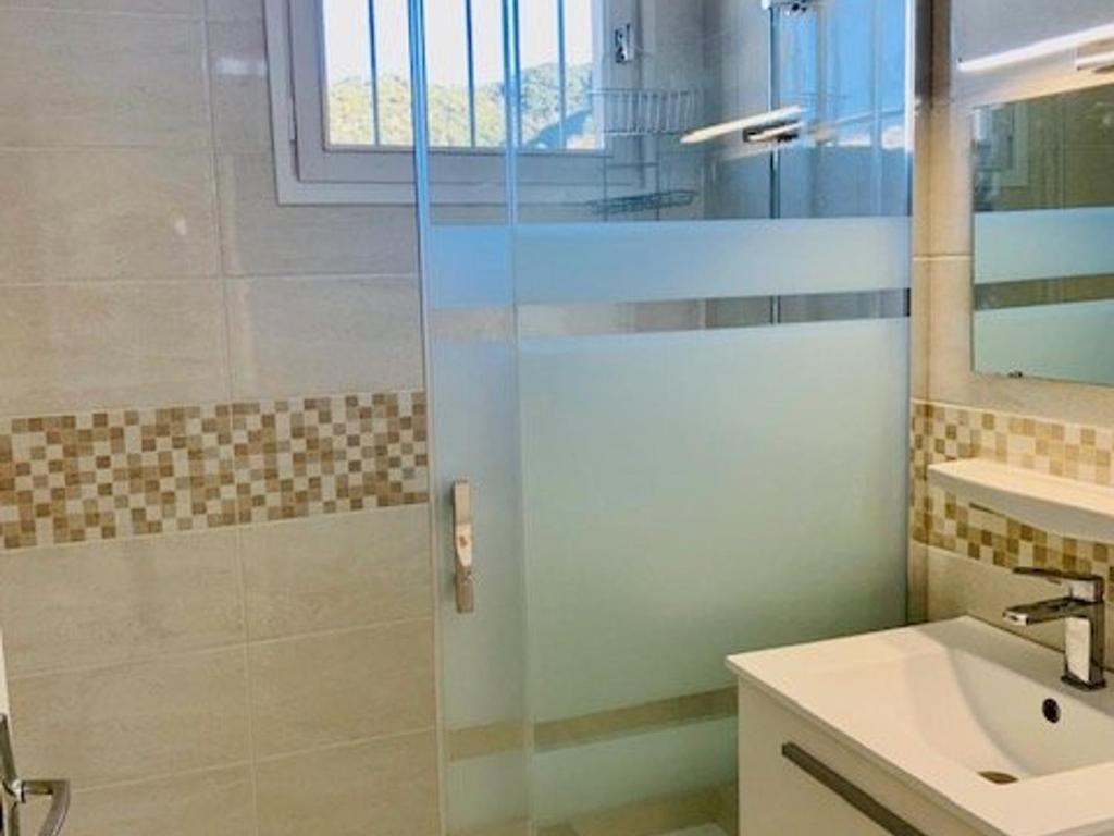 Studio lumineux avec balcon et terrasse, animaux admis, parking sécurisé, proche des thermes - 4