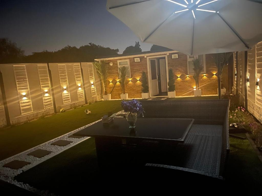 ABNB Accommodation Heathrow Airport-Free Parking
