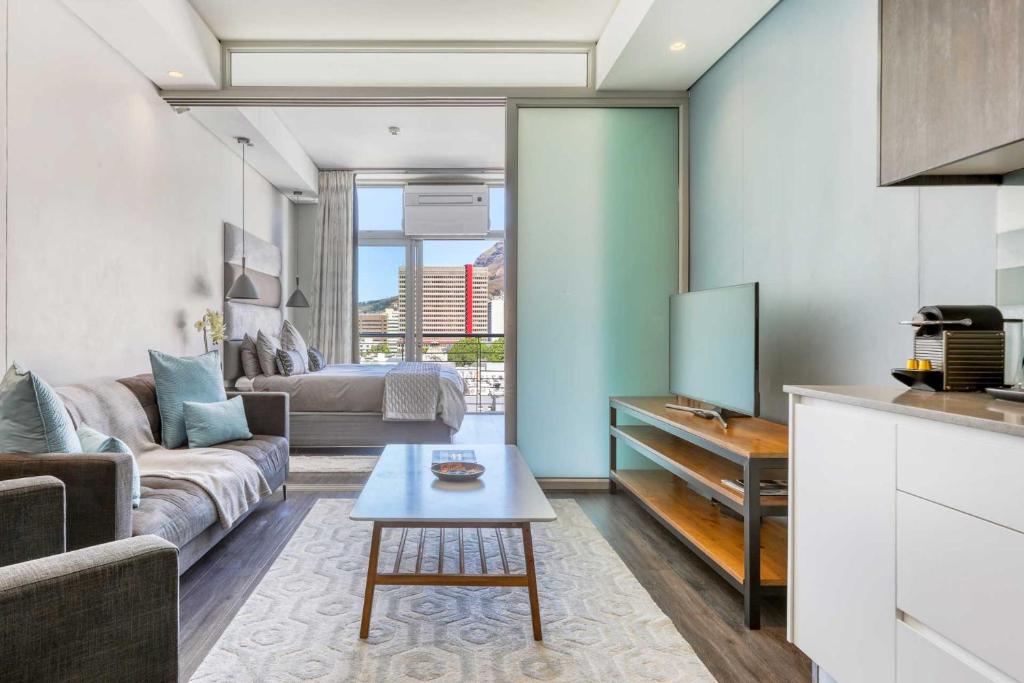 Backup-Powered Elegant Mountain View Apartment, Kapské Město