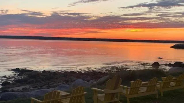 Whispering Waves Cottages, hotel in Shelburne