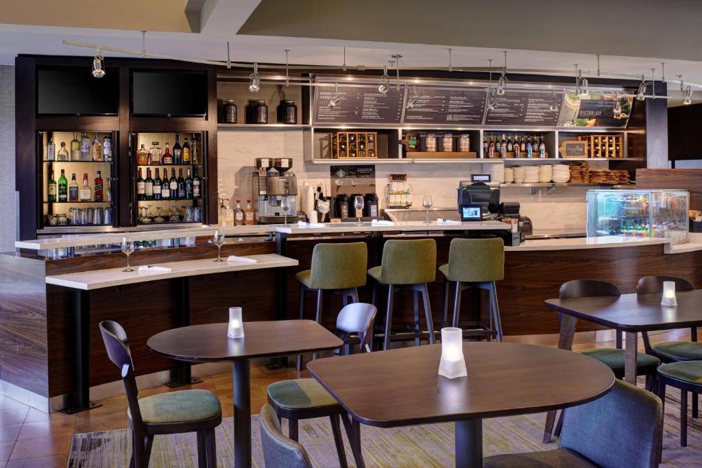 Courtyard By Marriott Detroit Dearborn photo