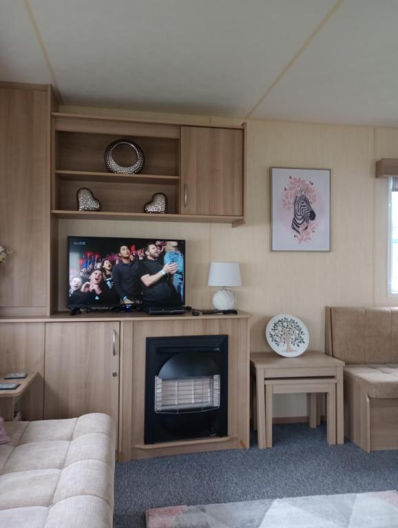 A22 is a 3 bedroom, 8 berth caravan close to the beach on Whitehouse Leisure Park, Towyn, Abergele,  — Hotel in Abergele