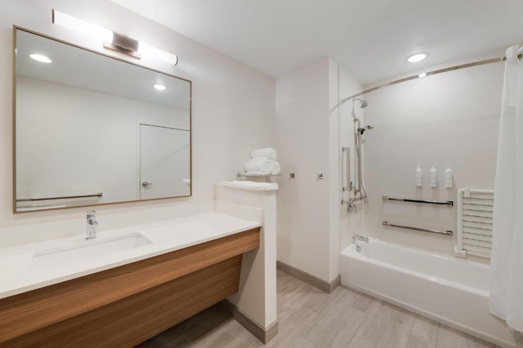 Fairfield Inn & Suites by Marriott Virginia Beach Town Center photo