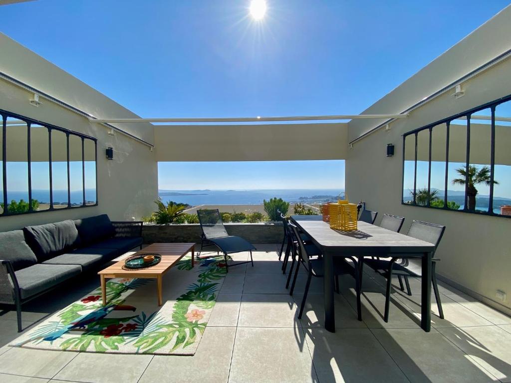 Superbe T2 44m2 - Grande terrasse Vue mer panoramique exceptionnelle Piscine - Parking, Bandol