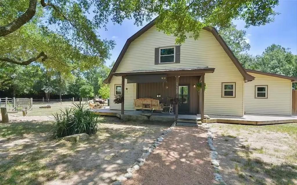 Texan mini ranch with pianos great for events