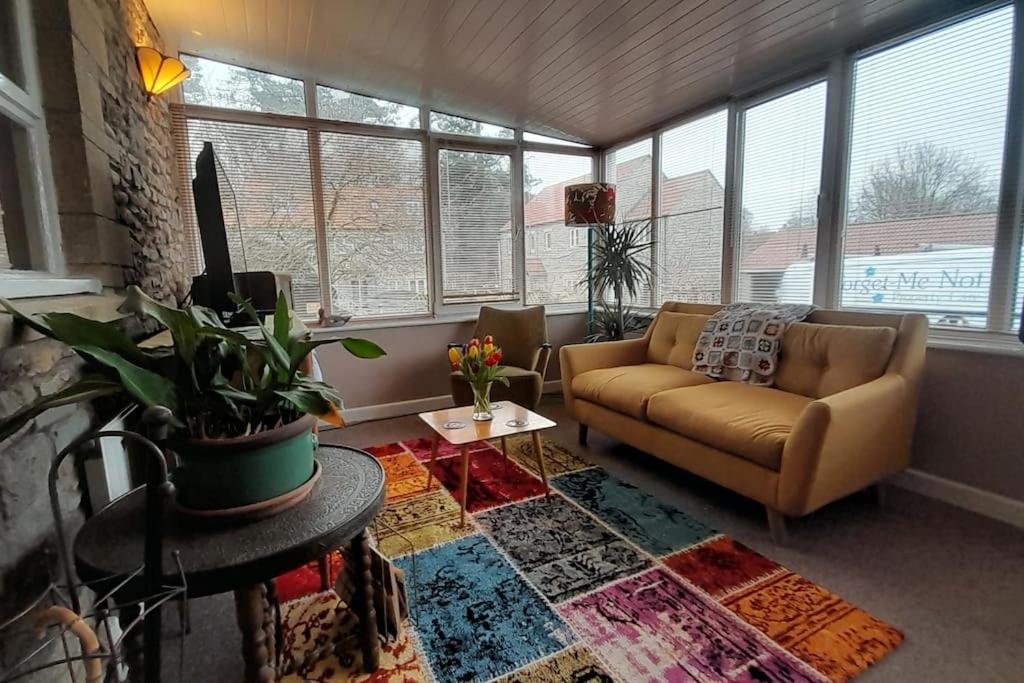 Quirky Mid-Century Holiday Home, Shepton Mallet photo 2