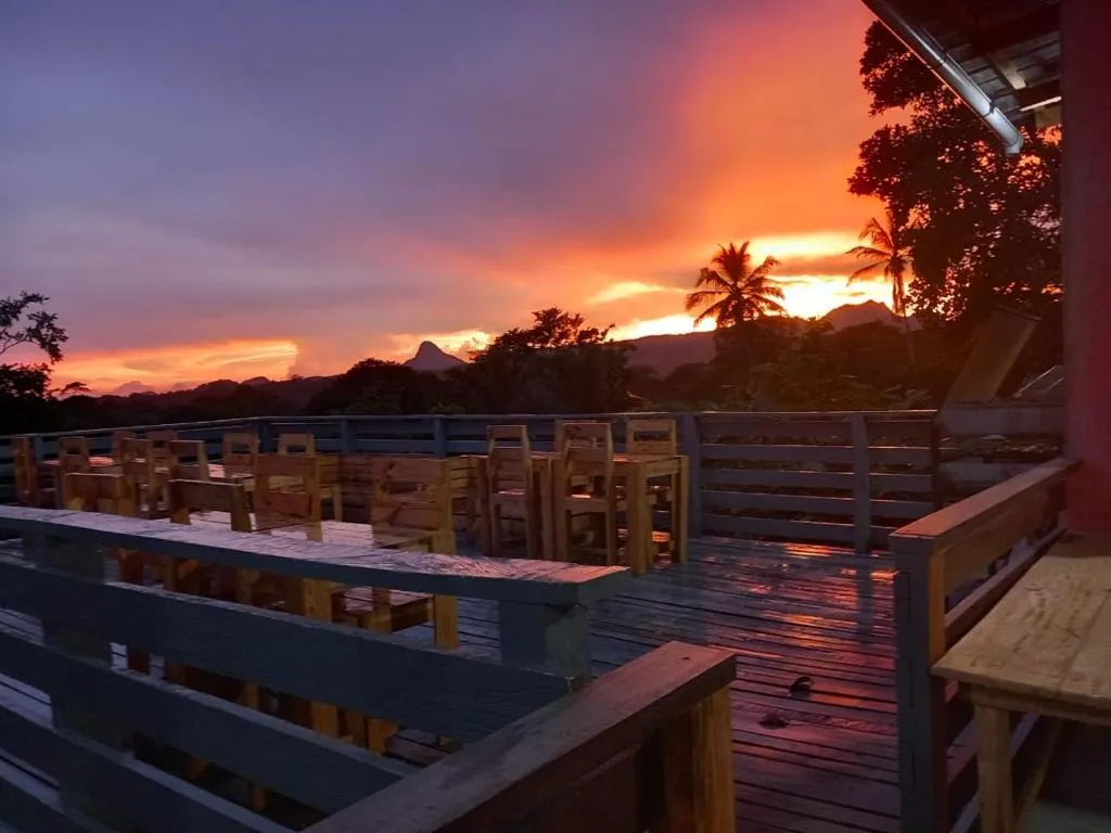 Casa Cantagalo - Guest House & Bar Restaurant, hotel en Santana